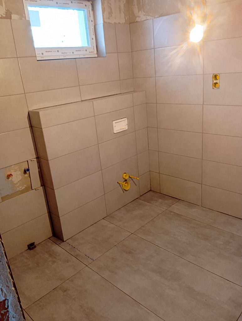 vállalom beltéri és kültéri burkolatok precíz kivitelezését, valamint különféle kőműves feladatok elvégzését Pest vármegye és Nógrád vármegye területén.